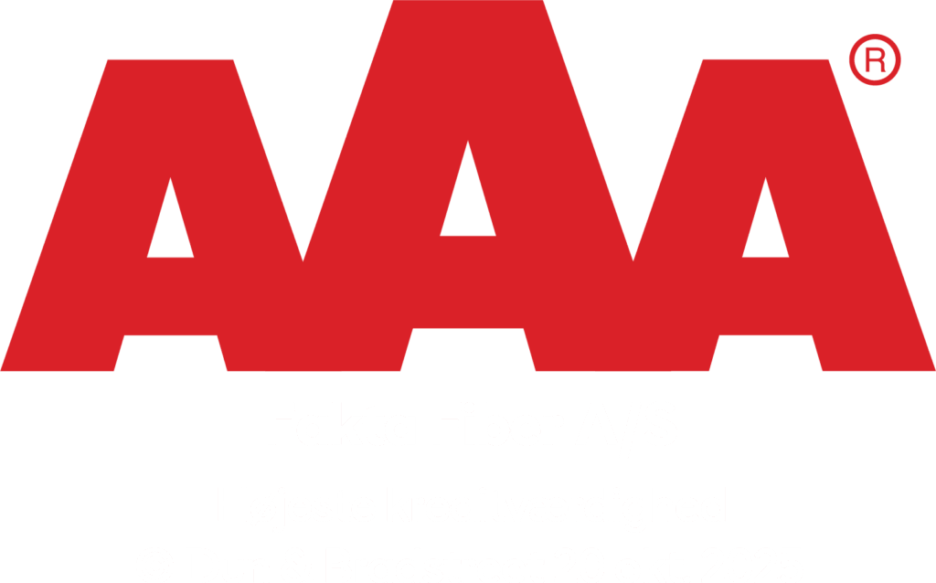 Rødt AAA logo på hvid baggrund