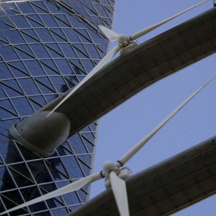 Moderne bygning med integrerede vindmølleblade