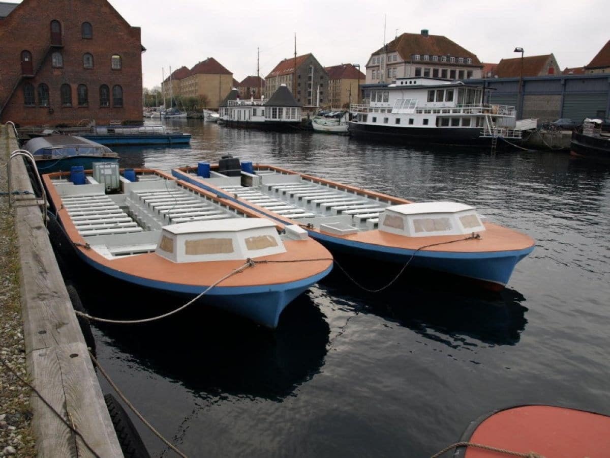 To både fortøjet ved kaj i havn