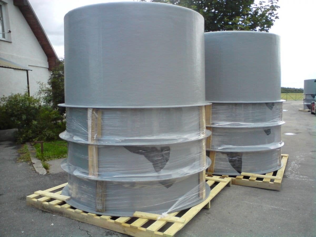 Store grå tanke pakket til levering