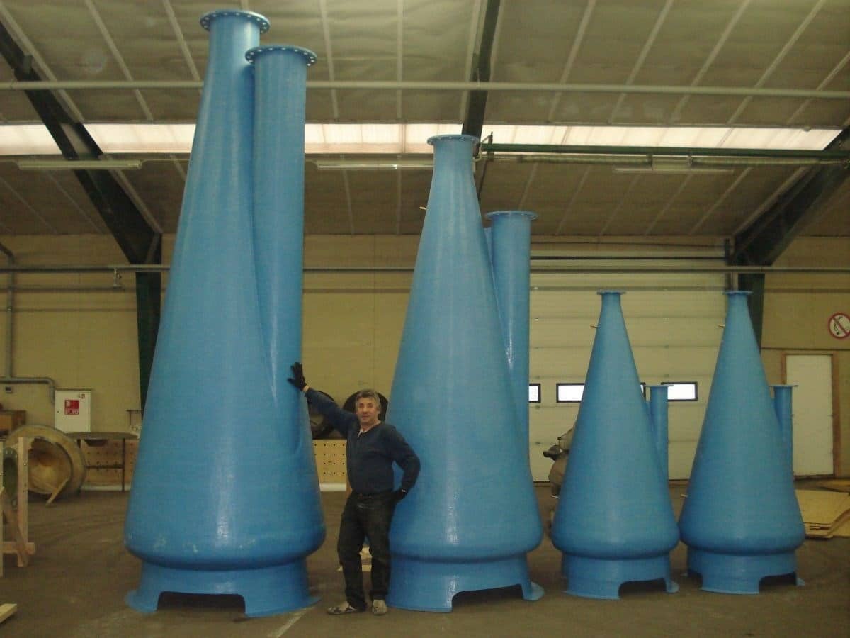 Store blå industrielle kegler i værksted