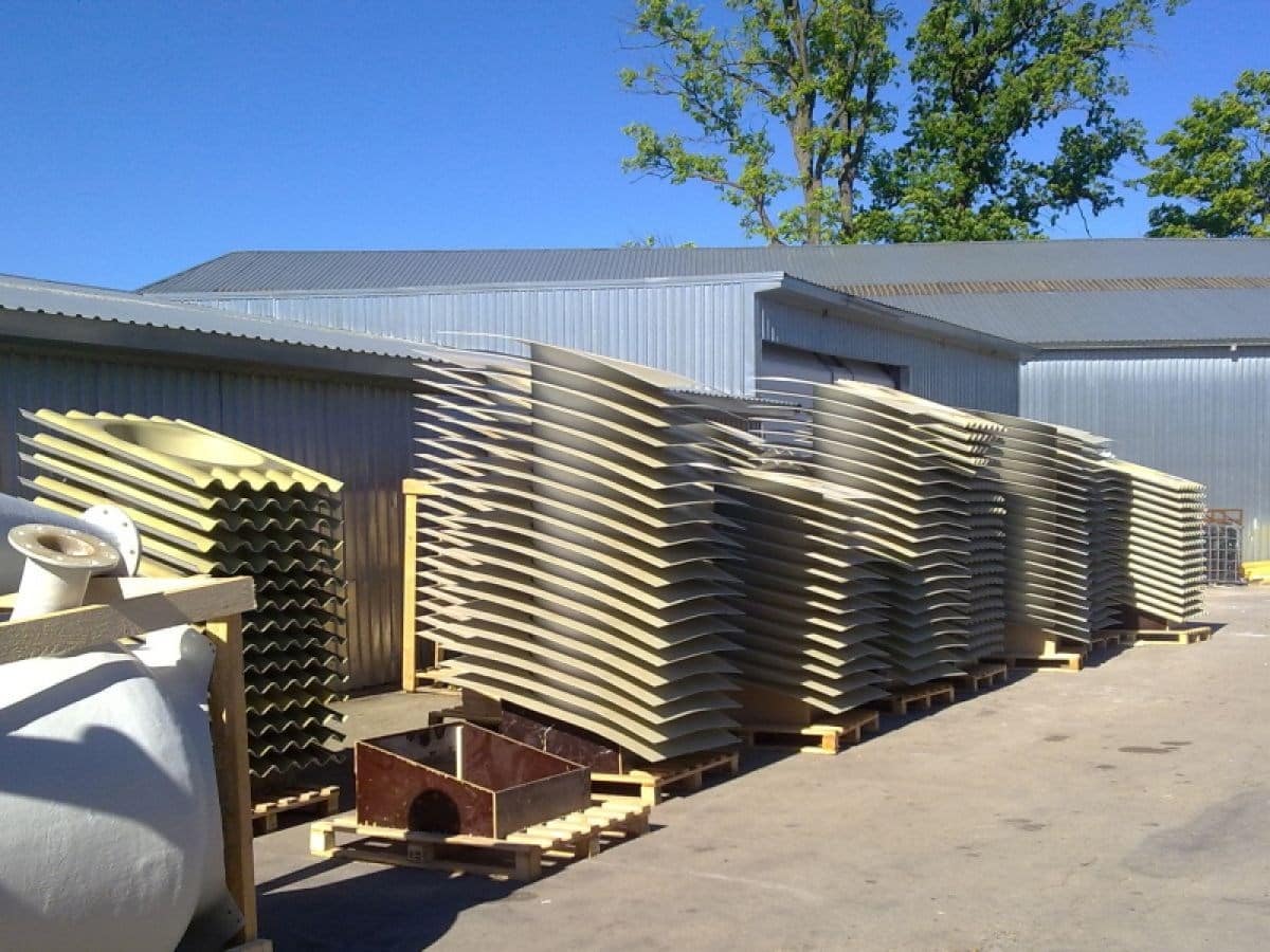 Stakke af metalplader udenfor industribygning